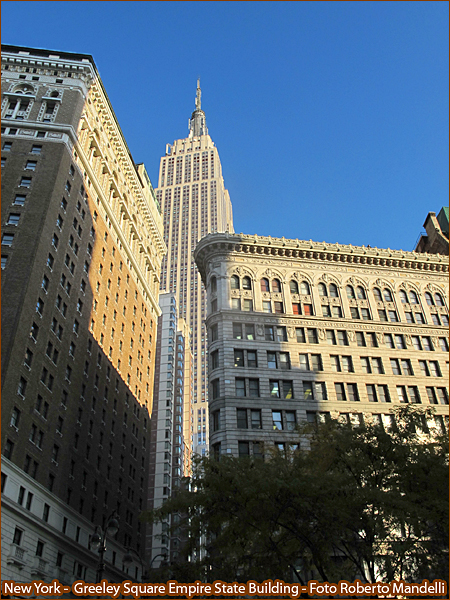 New_York_Greeley_Square_Empire_State_Building_a_Foto_Roberto_Mandelli